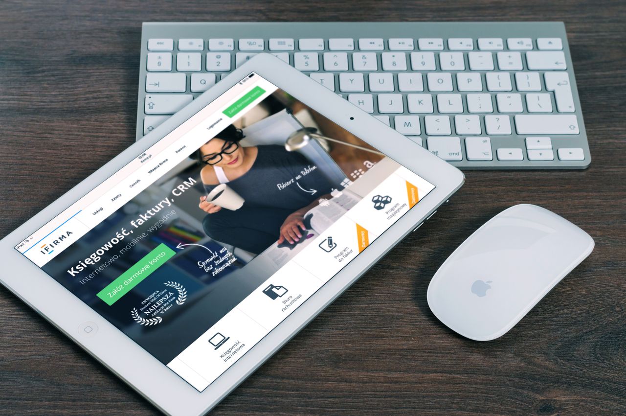 Une tablette affichant un site web financier, accompagnée d’un clavier et d’une souris blancs. Idéal pour des images d’illustration sur le thème de la technologie.